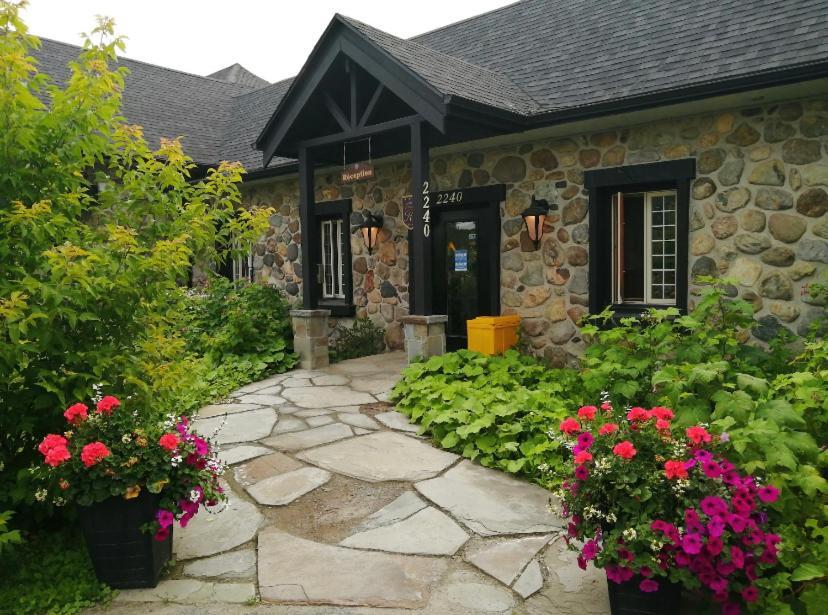 Condo Hotel Au Pied Du Mont Orford Esterno foto