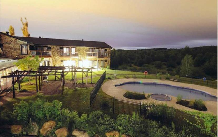 Condo Hotel Au Pied Du Mont Orford Esterno foto
